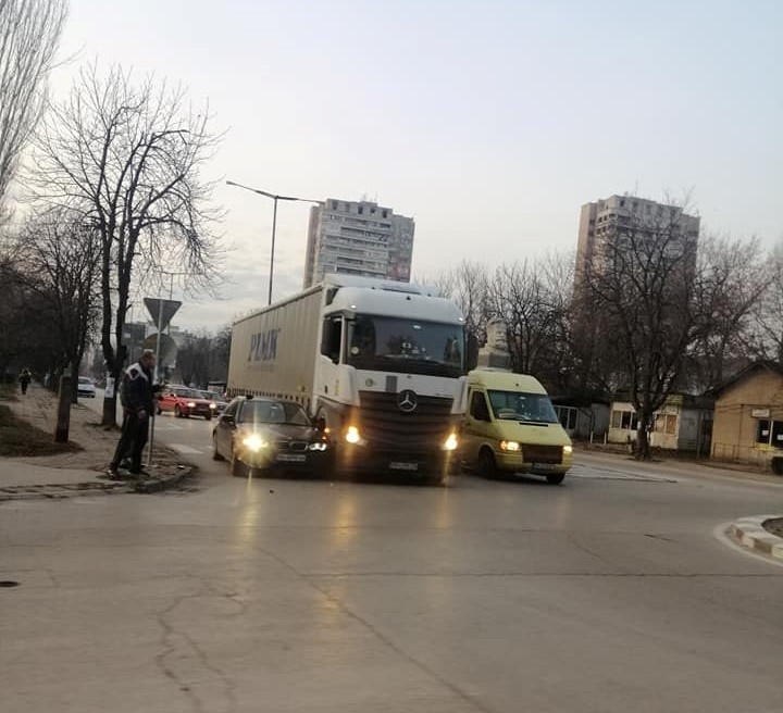ТИР и БМВ са катастрофирали във Видин, научи агенция BulNews.
Инцидентът