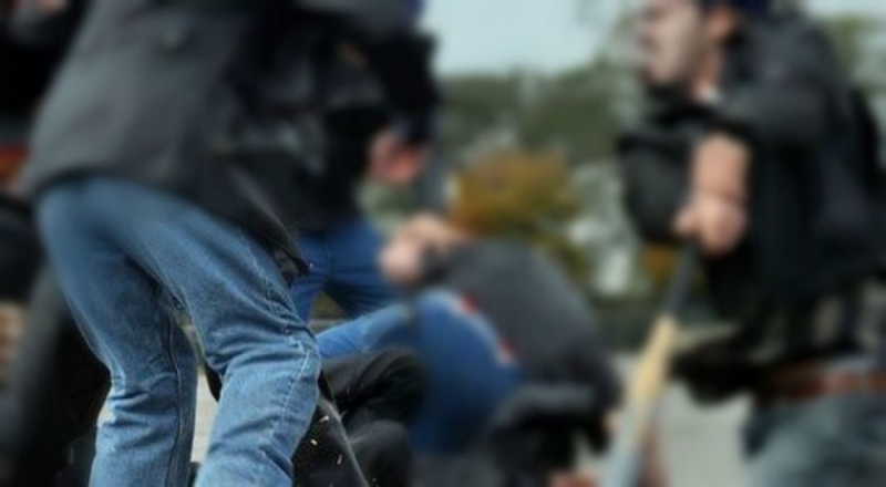 Трима души са ранени при масов бой между две семейства