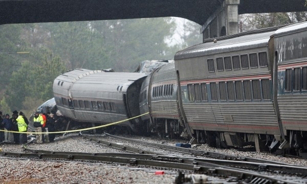 Двама души загинаха а над 100 бяха ранени при влакова