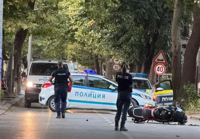 Кръв на пътя! Кола и мотор се помляха на кръстовище в Монтана, рокерът е ранен /снимки/