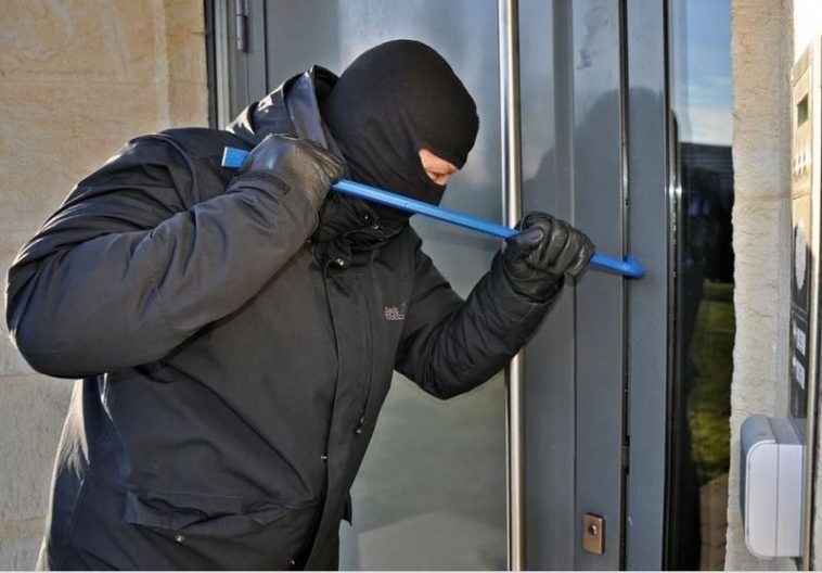 Нагли апаши обраха магазин за дрехи във врачанско село, полицията ги търси