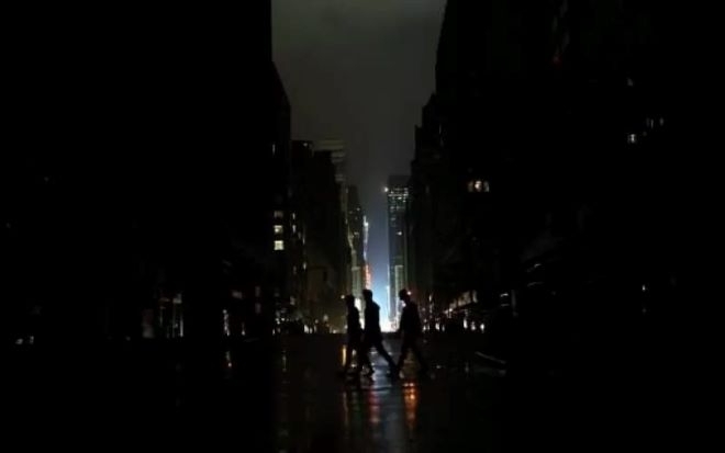 Десетки хиляди хора ще останат без ток в Берлин до