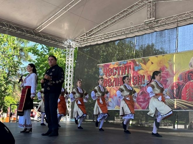 Стотици монтанчани отпразнуваха заедно Великден с хоро на мегдана съобщиха