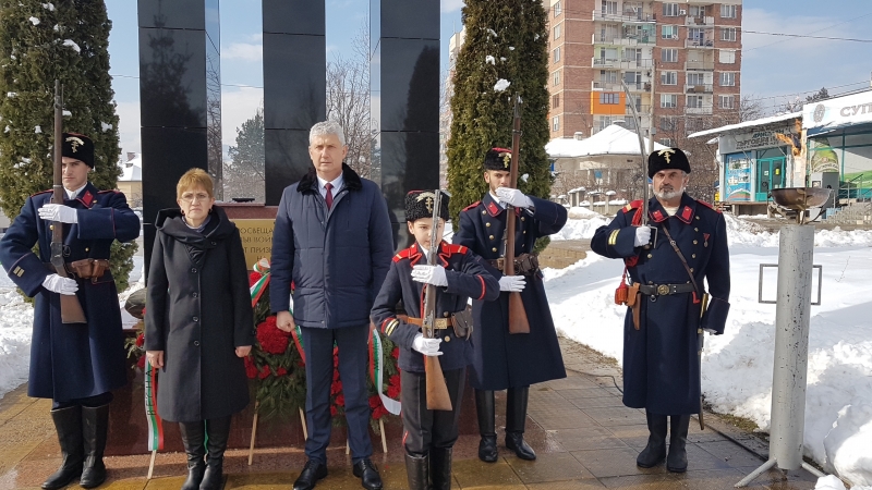 С тържествено издигане на националния трибагреник от кмета на Община