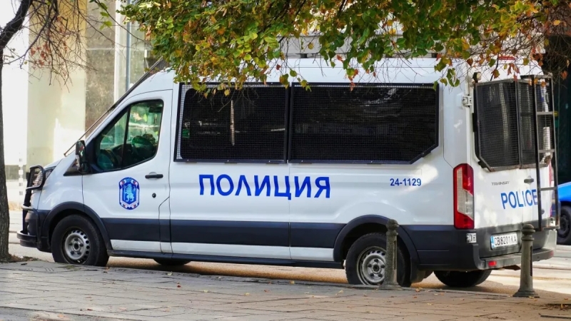 Мъж опита да нахлуе в 2 апартамента на майки с деца в София, полицията го пусна