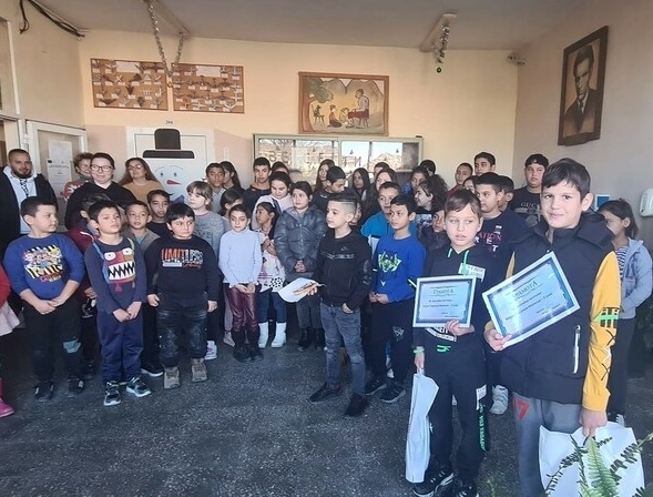 Деца от Видинско върнаха загубени телефон пари и документи на