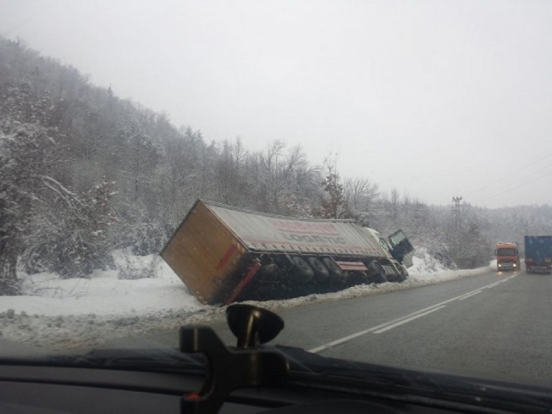 Два ТИР а са катастрофирали при Прохода на Републиката в