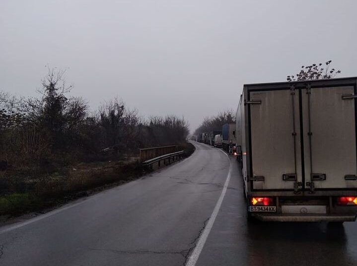 Тежка катастрофа между два микробуса е станала на пътя между