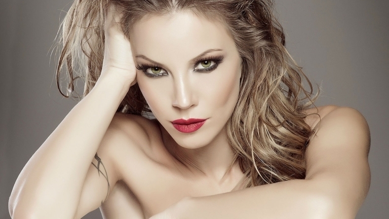 Поп фолк певицата Емилия е катастрофирала пътувайки с годеника си Жорж