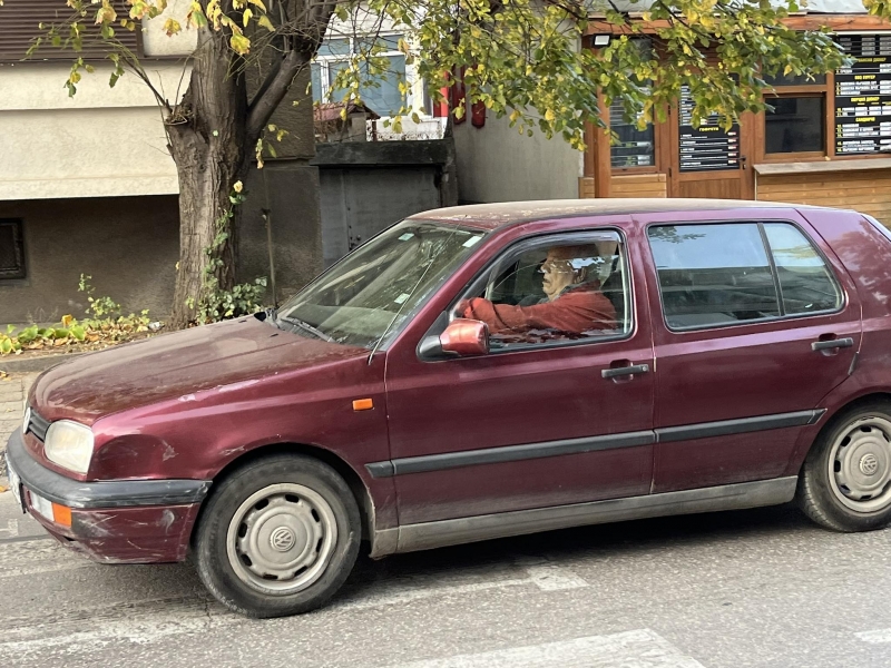 Лъснаха още провинения на възрастния шофьор който вчера сутрин блъсна