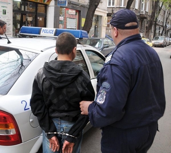 Служители на реда са хванали тийнейджъри потрошили кафе автомат в Лом