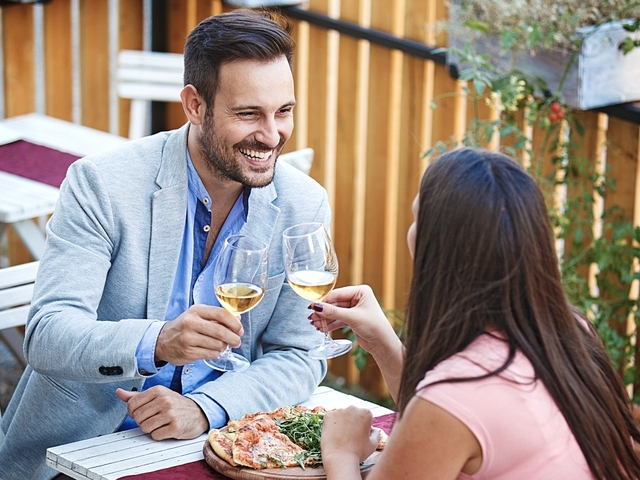 Може би няма човек който да не търси любовта партньора