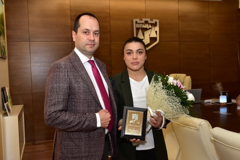 Калин Каменов награди европейската шампионка по борба Мими Христова /снимки/