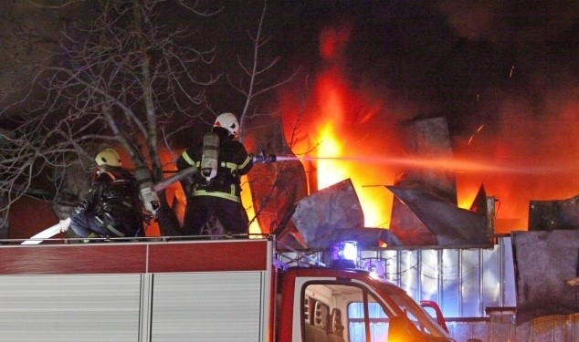 Голям пожар е избухнал в къща в село Галиче, съобщиха