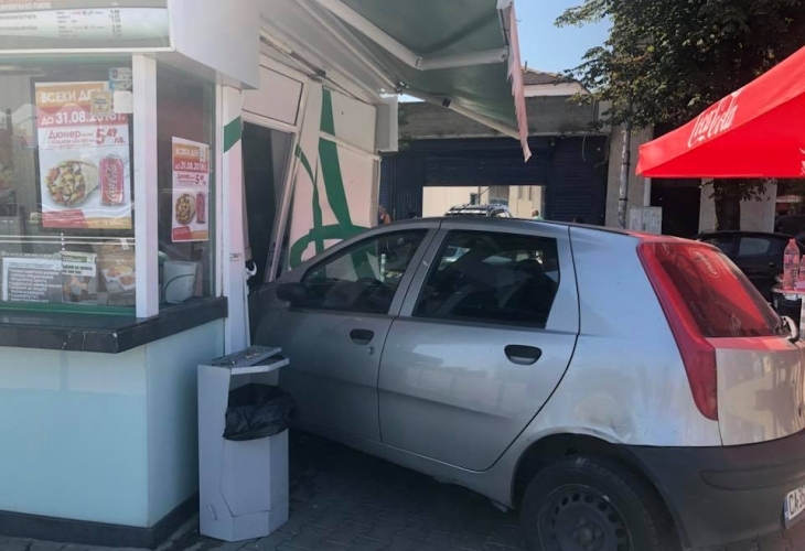 Сив Фиат Пунто се вряза в обект на известната столична