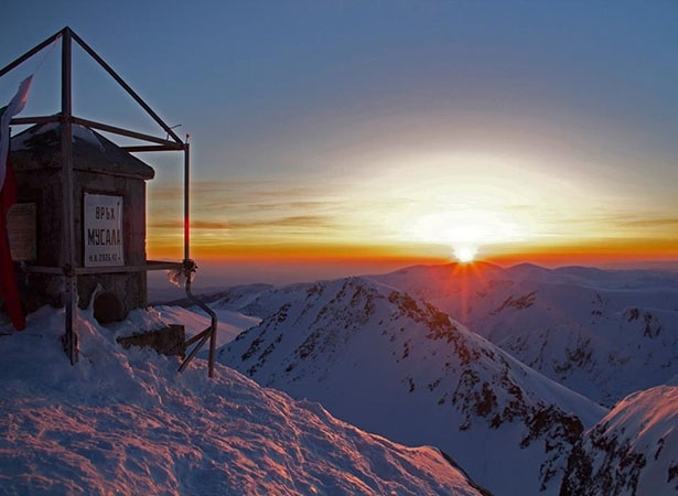Мразовито утро на най високия връх на Балканския полуостров на