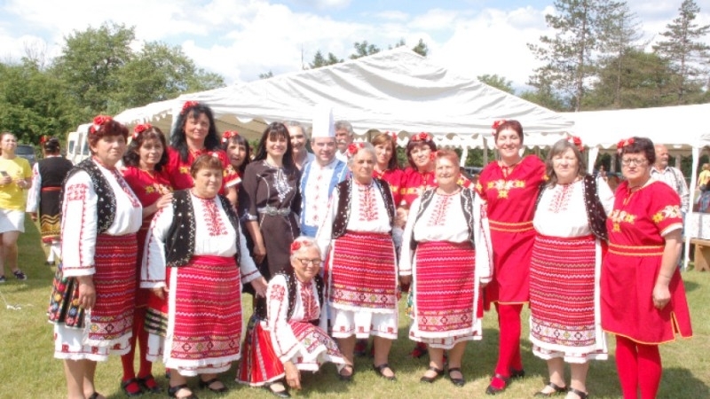 Кръшни хора и народни песни огласиха местността Попов мост на