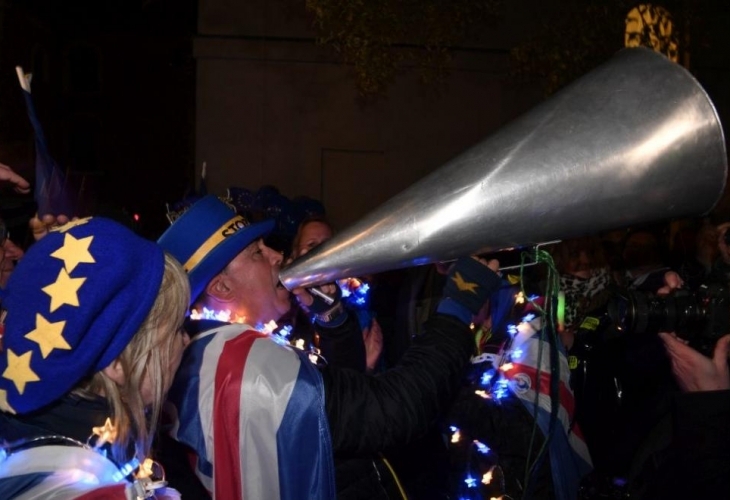 Няма да има Брекзит Брекзит е мъртъв скандираха около 300 еврофили снощи пред