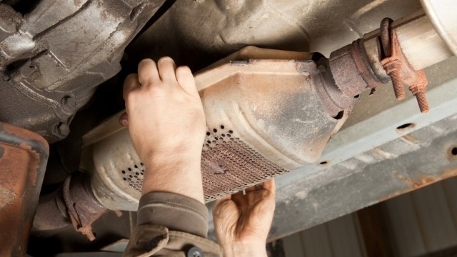 Кражба на катализатор от лек автомобил е била извършена в