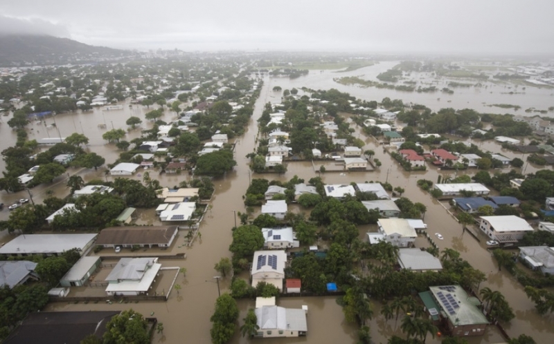 Североизточна Австралия продължава да се бори с незапомнените наводнения. В