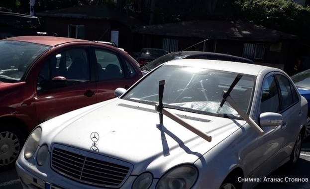 Ямболски автомобил осъмна с три забити кирки Сигналът е получен