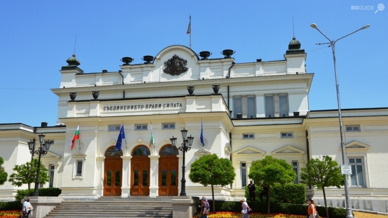 Избират нов председател на парламента и гласуват вота на недоверие към кабинета
