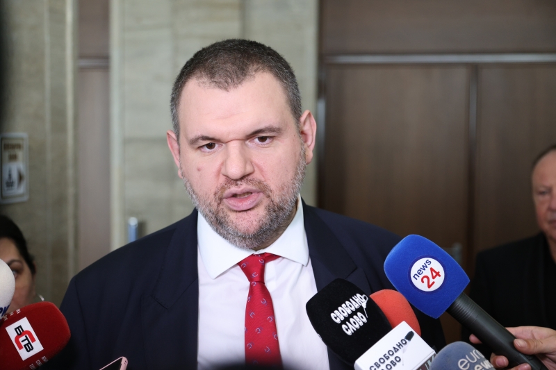 Пеевски в писмо до Николай Денков: С тревога наблюдавам Вашата управленска безпомощност