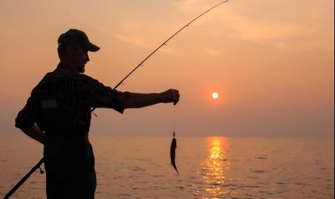 Рибари и природозащитници излязоха на протест пред Министерството на околната