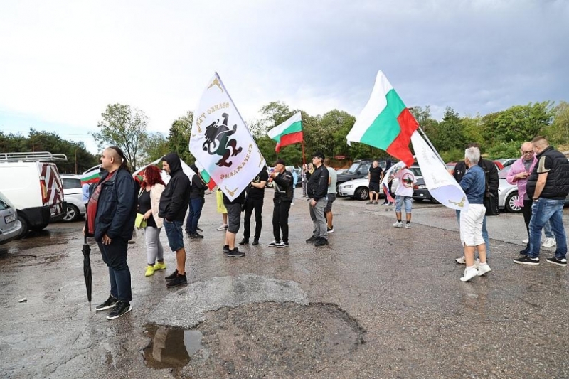 Протест на "Възраждане" чака Урсула фон дер Лайен пред ВМЗ "Сопот"
