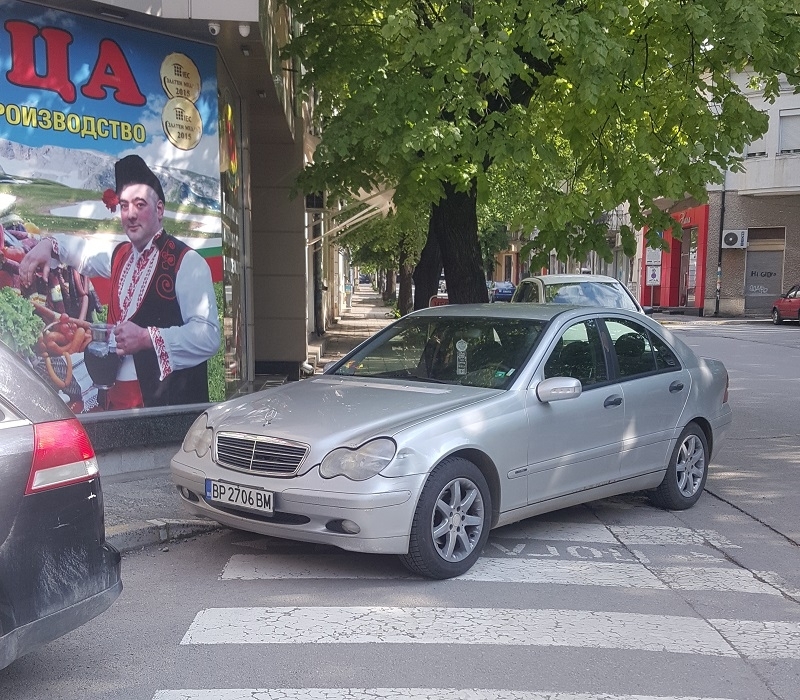 Нагъл шофьор вбеси врачани като спря колата си по безумен