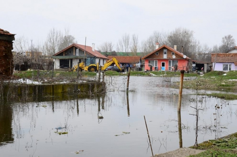 Три жени едната от които с внучето си са изведени