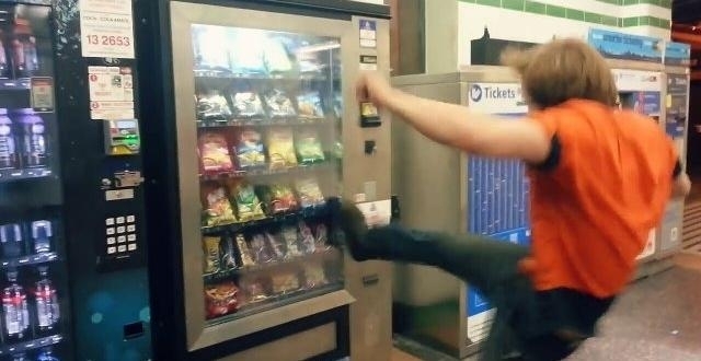 Неизвестни са потрошили кафе машина във Враца съобщиха от полицията