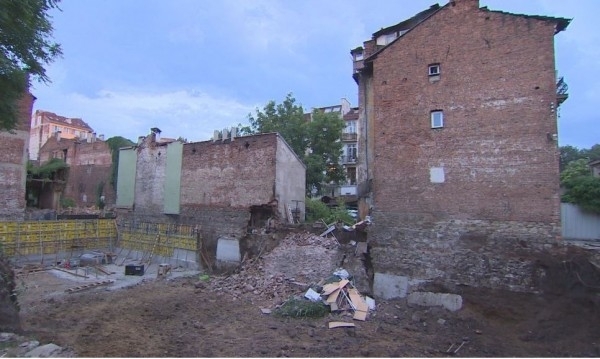 Строителен изкоп погълна част от стара къща в София За