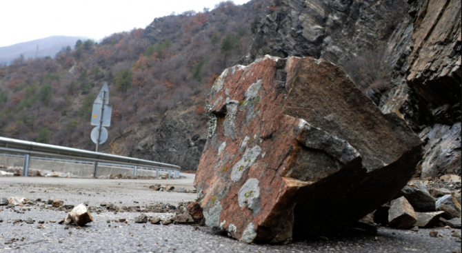Падащи камъни едва не убиха семейство на пътя на Искърското