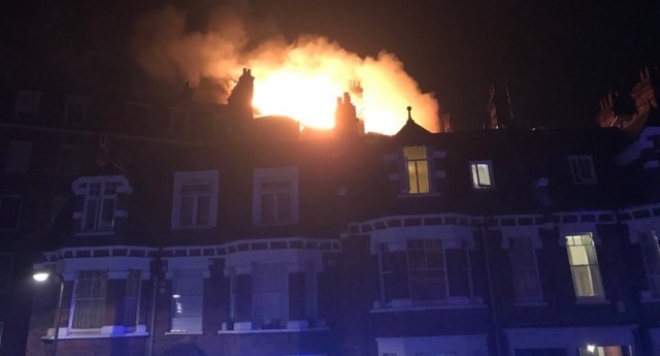 Десетки хора бяха евакуирани заради пожар в жилищен блок в