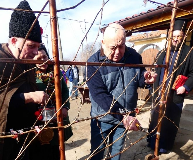 С конкурс за най добро вино фолклорна програма и народно