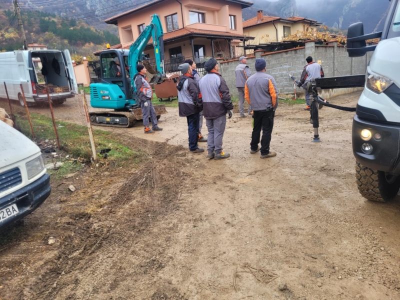 Ексклузивно в BulNews! Кал, инциденти и агресия в Паволче заради ремонти на „Електрохолд“ /снимки/