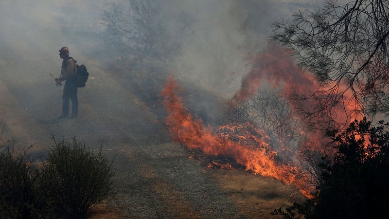 Трима души са в неизвестност след неконтролируемите горски пожари които