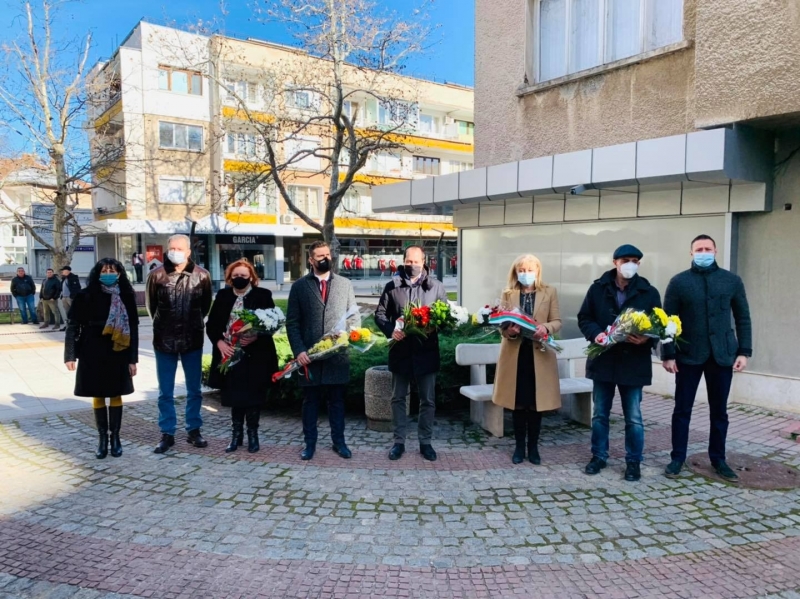 Почитаме паметта на жертвите от бомбардировките над Враца през 1944 година /снимки/