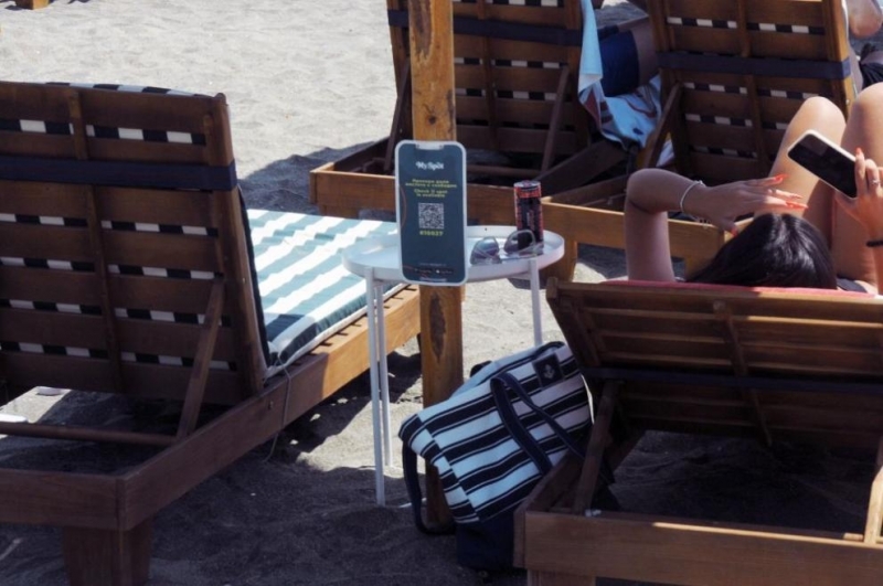 На Северния плаж в Бургас вече има чадъри с QR