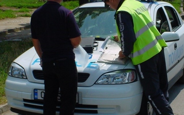 Полицаи заловиха нередовен мотопедист във врачанското село Девене съобщиха от