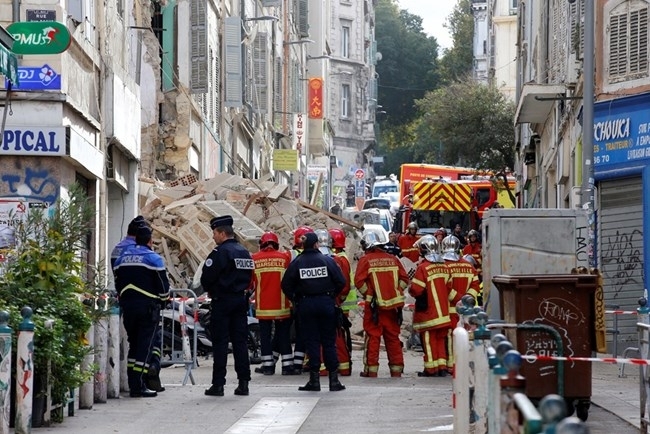Две сгради се срутиха днес във френския град Марсилия предаде