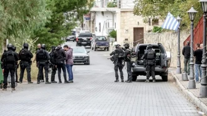 Най-малко трима загинали и поне 10 ранени след стрелба на остров Крит /снимки/