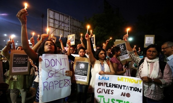 Индийска тийнейджърка се бори за живота си след като е