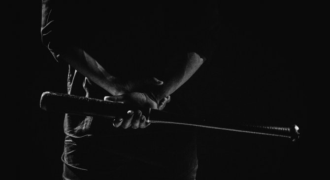 Група маскирани и въоръжени с метални прътове и бухалки младежи