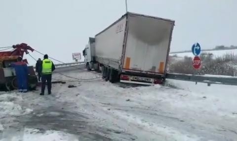 ТИР блокира едно от платната на автомагистрала Тракия Инцидентът е