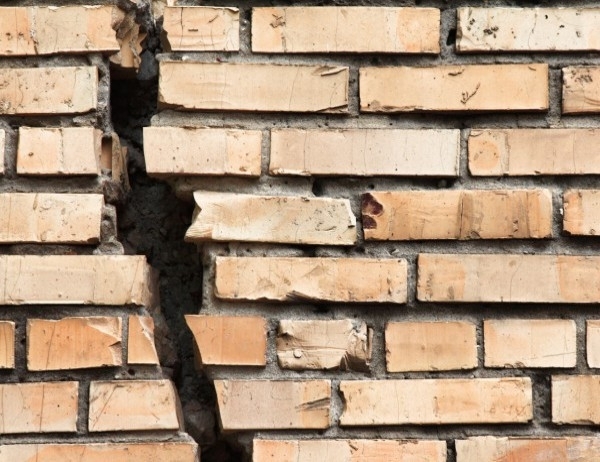 Най малко пет души жена и четири деца загинаха