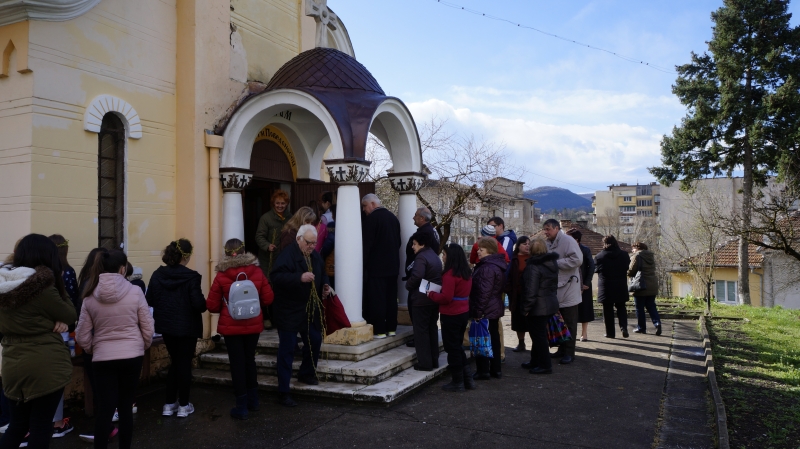 Още от ранна сутрин стотици жители на Мездра се събраха