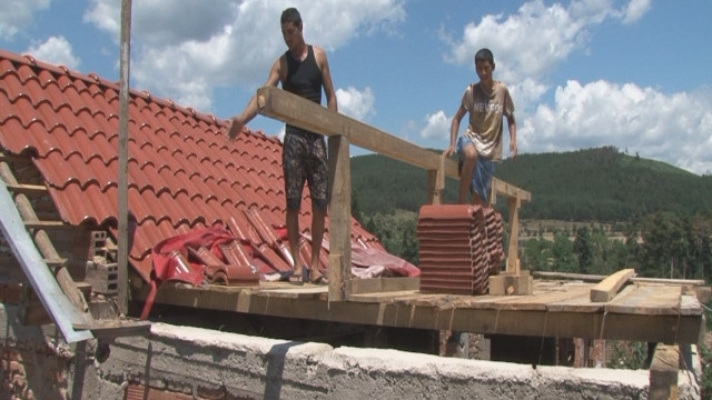 Майстор на покрив е паднал от триетажна къща във Вършец