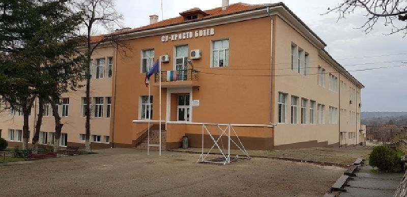 Комисията за разследване на корупцията погна директор на школо във